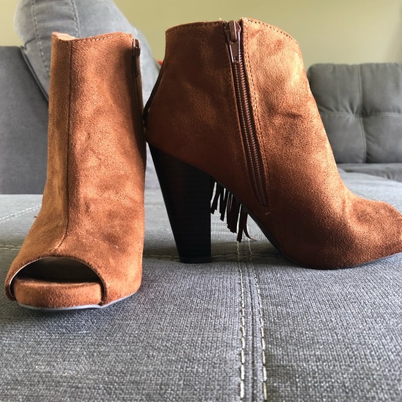QUPID Rich brown suede-like fringe bootie - Picture 2 of 4